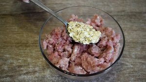 Добавьте овсянку в фарш! Никто не верит, что я готовлю их так просто! Самый простой рецепт на ужин