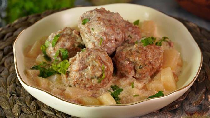 Колобки с нежным гарниром. КОЛЬРАБИ, ТУШЕННАЯ С ТЕФТЕЛЯМИ смотреть онлайн