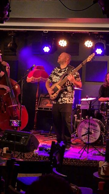 Немного темы и соло контрабаса из недавнего концерта Максимов/Сокулер project в клубе А.Козлова 27.1 смотреть онлайн