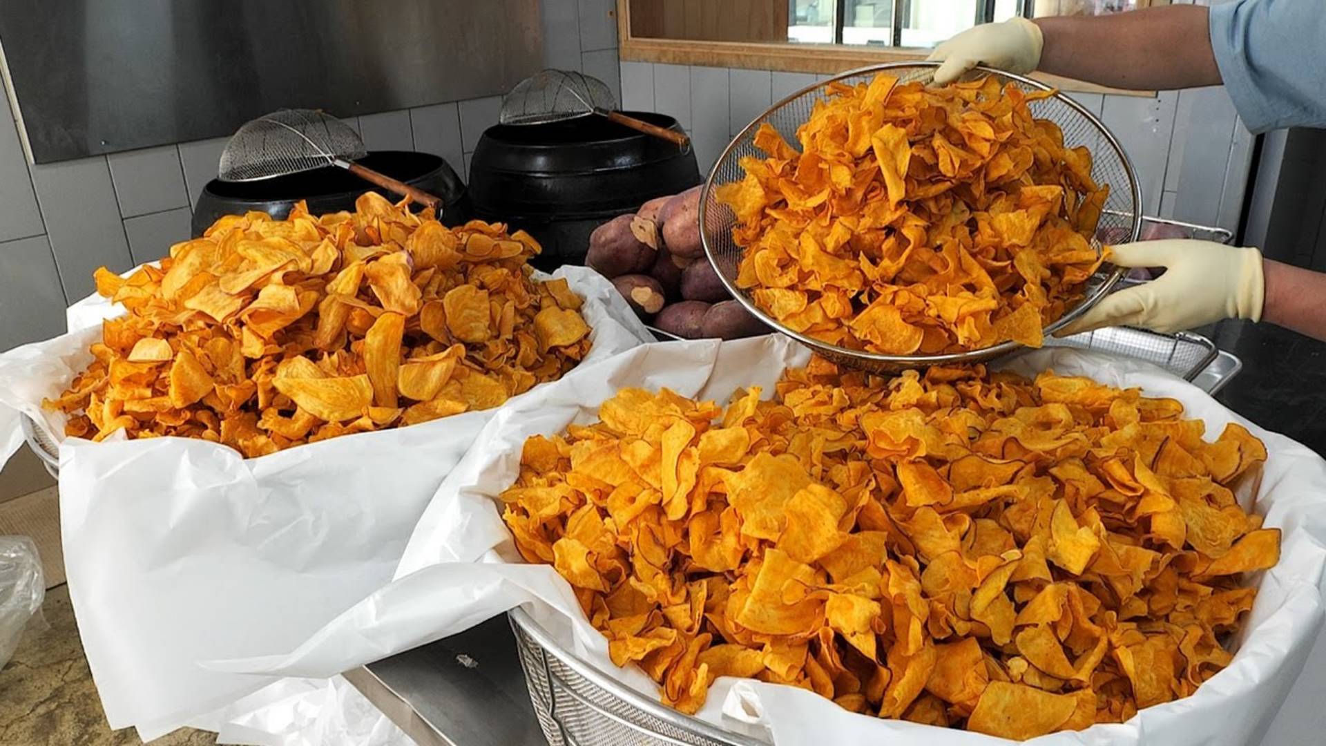 Чипсы из батата, обжаренные в железном котле, корейская кухня смотреть онлайн