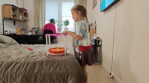 Мия и Камилла и игрушки утка и котик