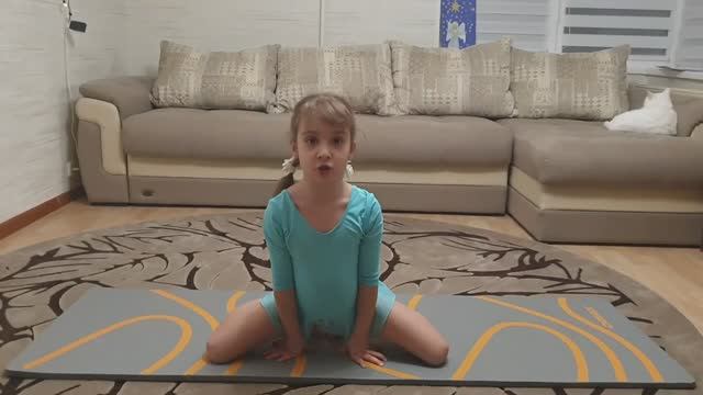 Кувырки вперёд и назад. Кувырки с группировкой. смотреть онлайн