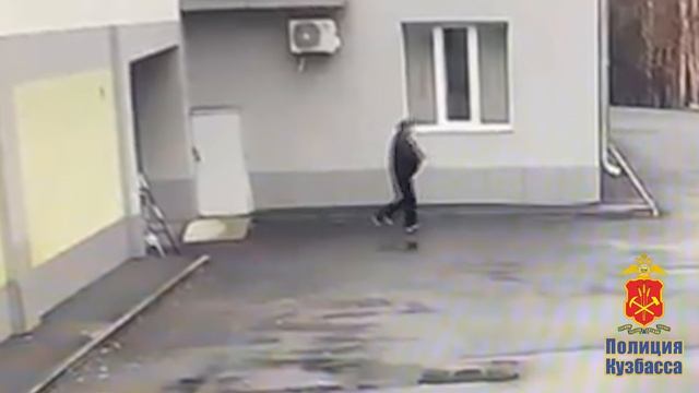 Кемеровские полицейские задержали рецидивиста, который похитил сумочку в больнице смотреть онлайн