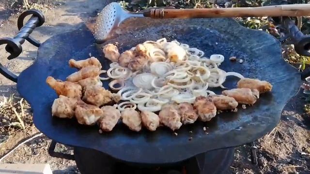 Жарятся крылья и лук в садже смотреть онлайн