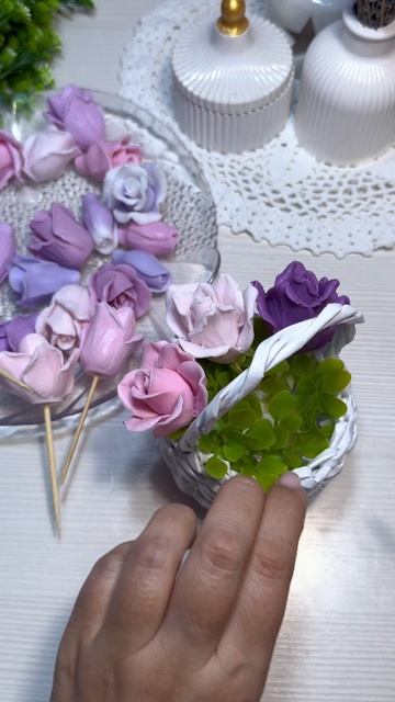 Как собрать букет из мыльных роз в плетёный корзине с бумажной лозы ко дню мамы смотреть онлайн