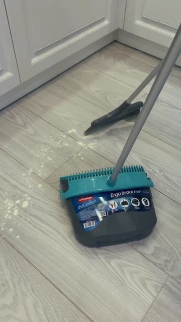 Щетка с совком из набора  Hausmann ЭргоБрумер помогает быстро собрать то, что рассыпалось на кухне