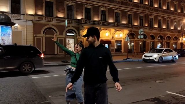 Танцор Саша Танцует с Девушкой смотреть онлайн