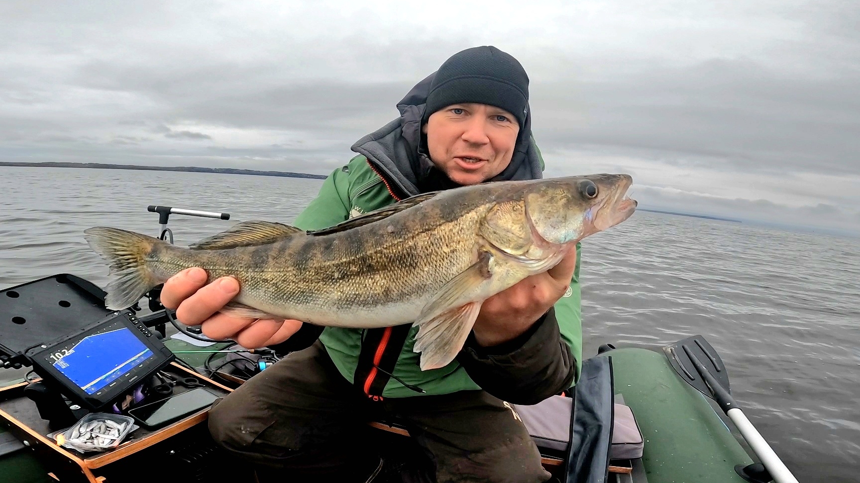 НАШЛИ ЛОГОВО СУДАКА И БЕРША Рыбалка в отвес с лодки. Настройки эхолота Calypso. смотреть онлайн