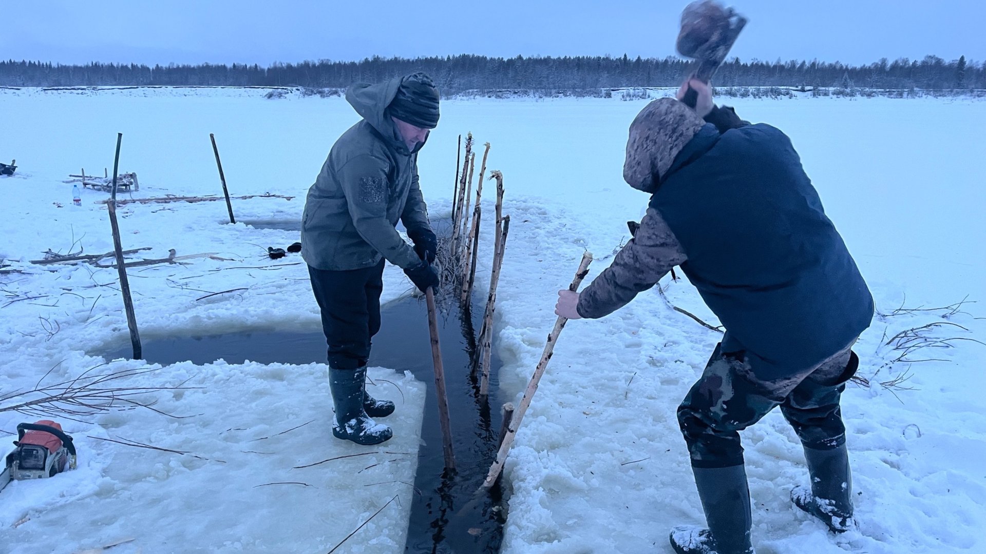 Фитили зимой ставим на налима. Брат пришел на помощь. Рыбалка на Крайнем севере. смотреть онлайн