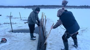 Фитили зимой ставим на налима. Брат пришел на помощь. Рыбалка на Крайнем севере.