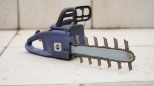 Лайфхак для ДАЧИ: самодельный КУСТОРЕЗ из электропилы — работает как швейцарский нож.