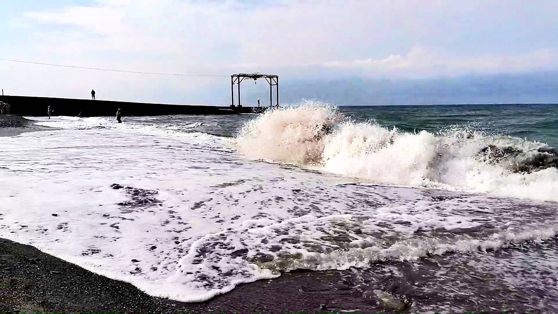 ❗ ❗ ❗ СТРАШНО!!! ОПАСНОЕ КУПАНИЕ В МОРЕ В ШТОРМ! ЧТО У ЛЮДЕЙ В ГОЛОВЕ? ШТОРМ. АДЛЕР. ЧЁРНОЕ МОРЕ. смотреть онлайн