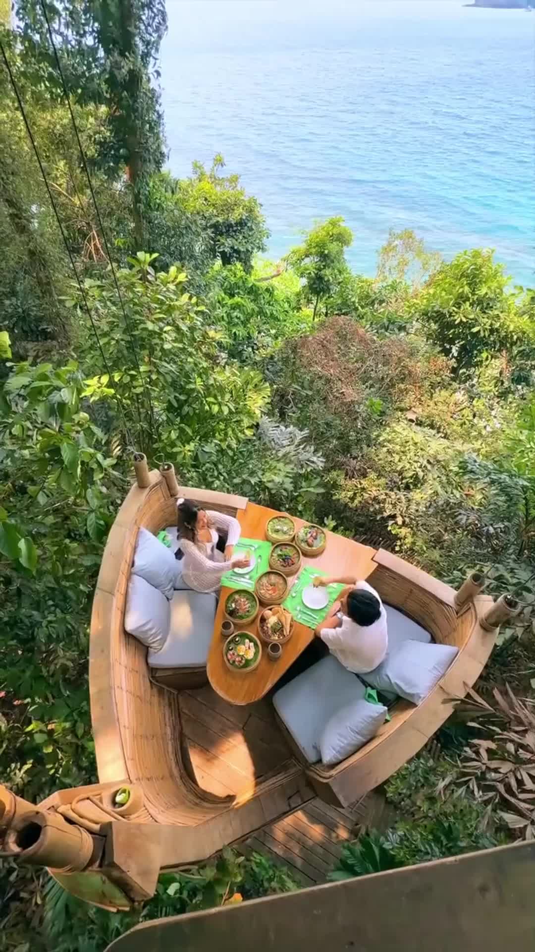 Погрузитесь в атмосферу уединения и романтики, посетив ресторанчик на дереве в Соневе. Это место ... смотреть онлайн