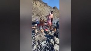 На пляже в Анапе произошёл неприятный инцидент. Женщина, находившаяся на пляже без одежды, начала бр