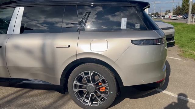 Видео для объявления на Авито - в продаже Lynk & Co 2025 - шампань.