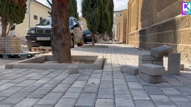 В центре Керчи продолжают приводить в порядок тротуары смотреть онлайн