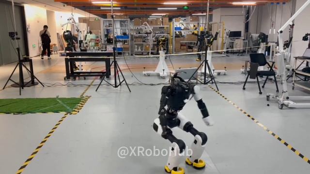 Гуманоидный робот Lingxi X2 смотреть онлайн