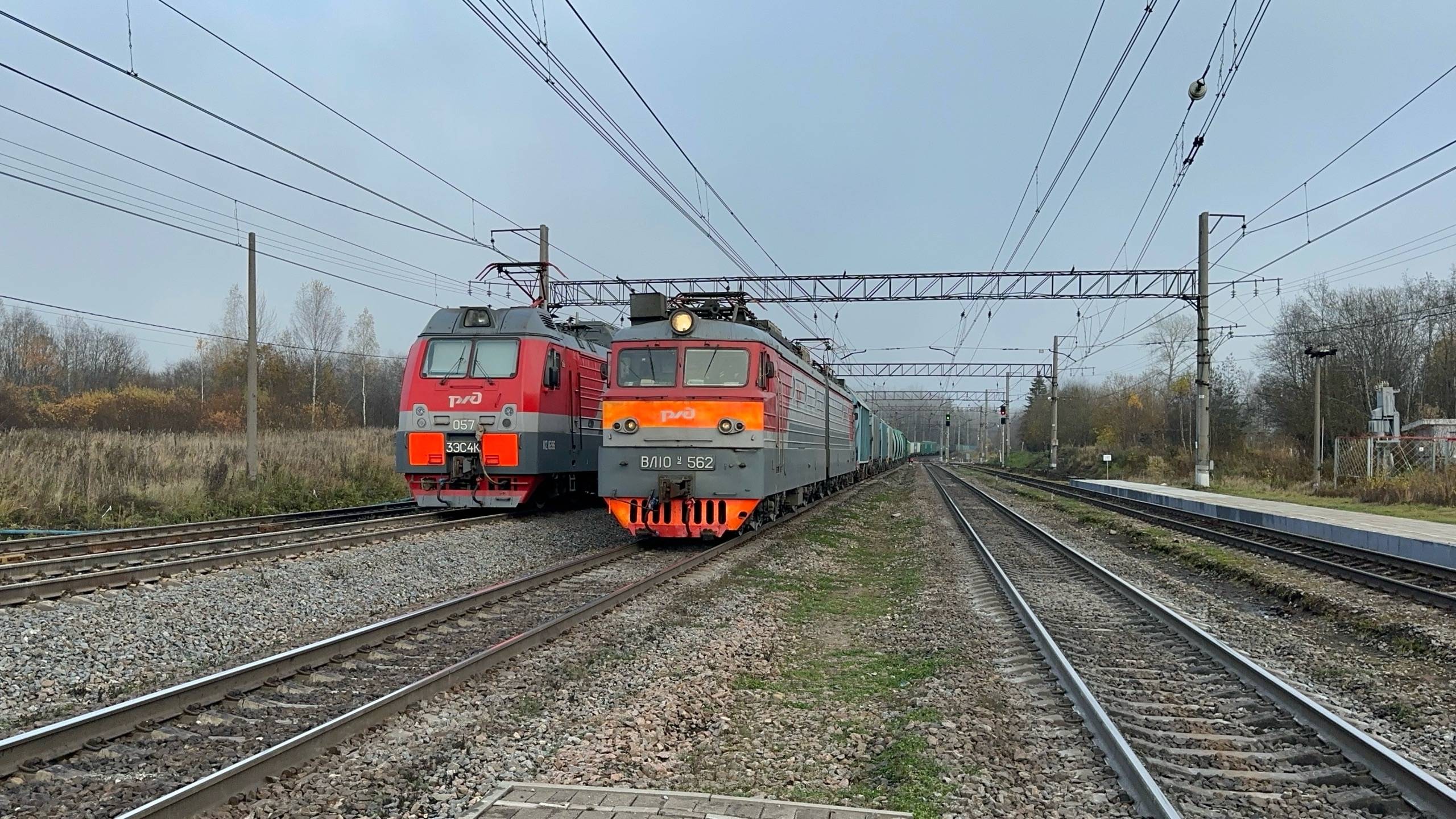 Электровоз ВЛ10У-562 с грузовым поездом на ст.Большой Двор, октябрь 2025 года смотреть онлайн