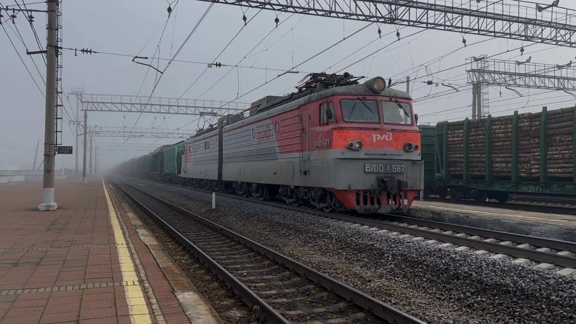 «На туманной станции!» Электровоз ВЛ10У-587 с грузовым поездом на ст.Тихвин, октябрь 2025 года смотреть онлайн