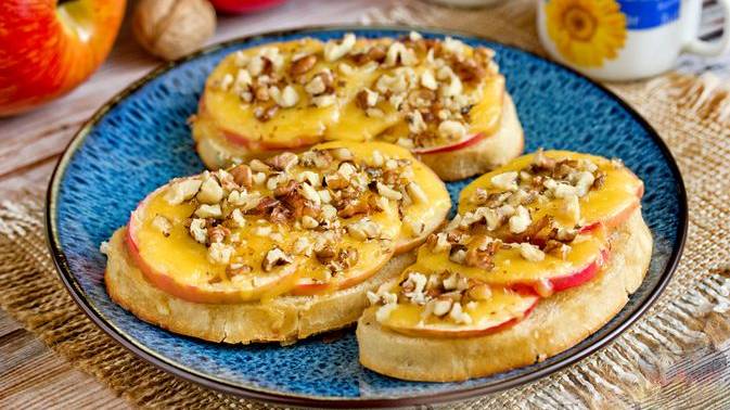 Практически десерт. ГОРЯЧИЕ БУТЕРБРОДЫ С ЯБЛОКАМИ, СЫРОМ И ОРЕХАМИ смотреть онлайн