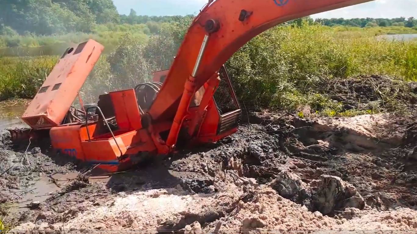 Экскаваторы застрявшие в болоте. Экскаваторы в грязи. смотреть онлайн