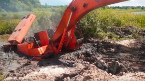 Экскаваторы застрявшие в болоте. Экскаваторы в грязи.