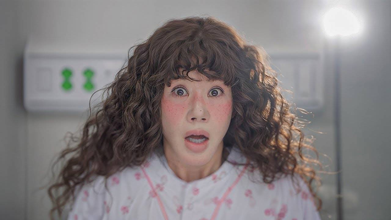 Проведя в коме 20 лет, прекрасная женщина-идол очнулась в теле 60-летней женщины. смотреть онлайн