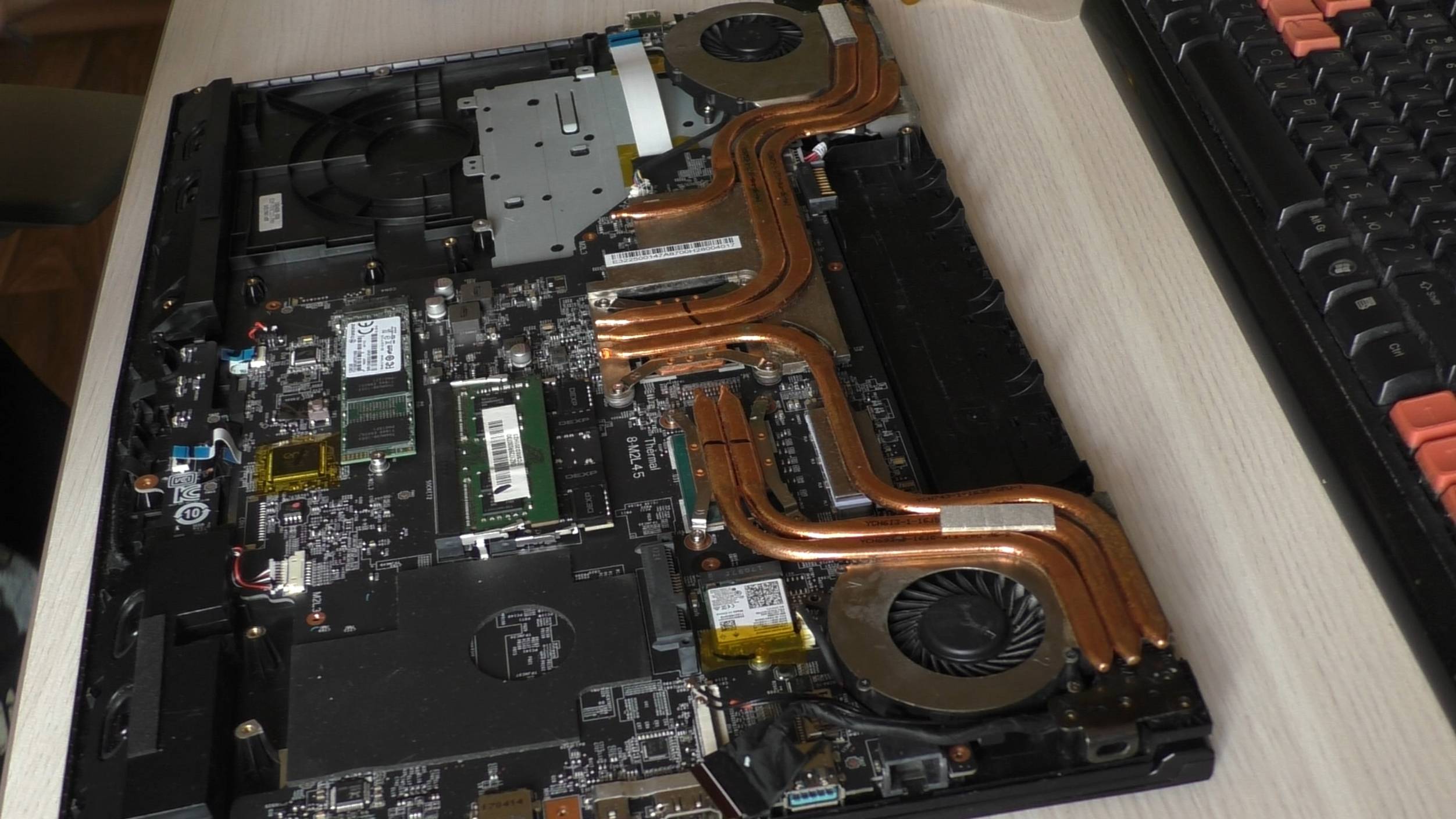 Демонтаж материнской платы из ноутбука MSI