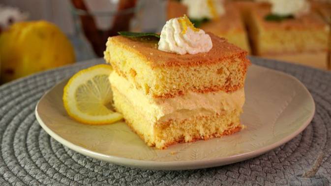 Пышный бисквит, нежный крем. БИСКВИТНЫЙ ТОРТ С АЙВОВО-СЛИВОЧНЫМ КРЕМОМ смотреть онлайн