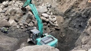 Строительство, экскаватор копает песок