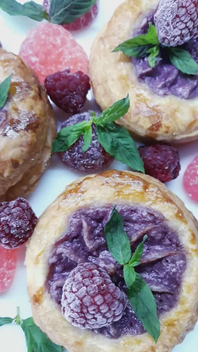 Слойки с творогом и смородиновым джемом!😋😋😋 смотреть онлайн