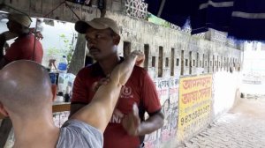 Уличный массаж головы： Невероятный способ расслабиться в Индии