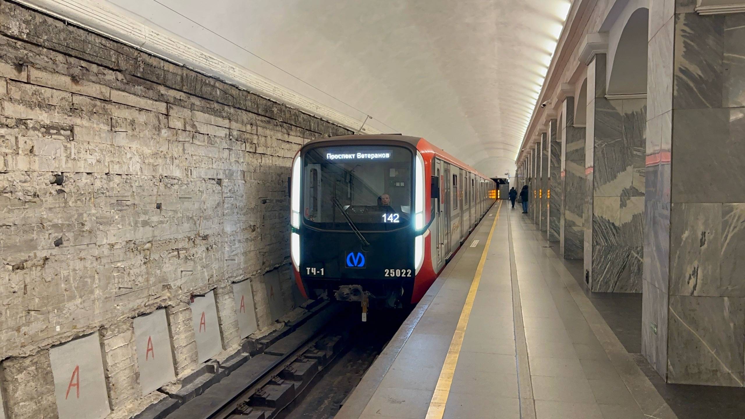 Ремонт путевых стен! Метропоезд «Балтиец» (81-725/726/727.1) №142 на ст.м.Балтийская, октябрь 2025 смотреть онлайн