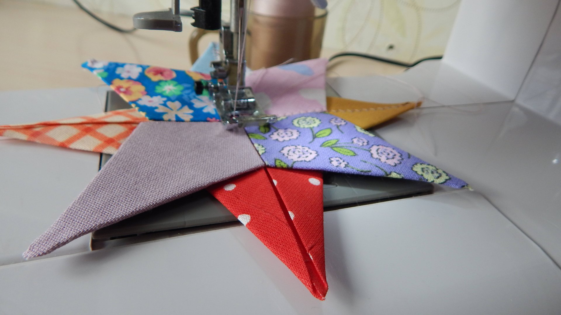 Звездочка из ткани  новогодняя игрушка на ёлку или мини подарок для кухни.