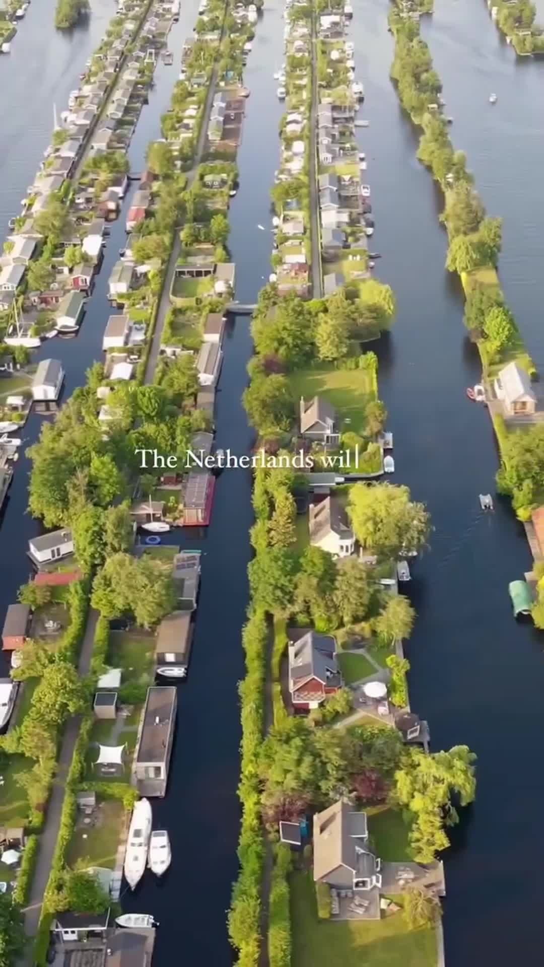 В деревне Винкевен в Нидерландах вода является неотъемлемой частью жизни. Здесь жители соседствую... смотреть онлайн