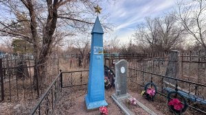 НА КЛАДБИЩЕ стало ОЧЕНЬ холодно, КОГДА Я ПОДОШЁЛ К ЭТОЙ МОГИЛЕ…