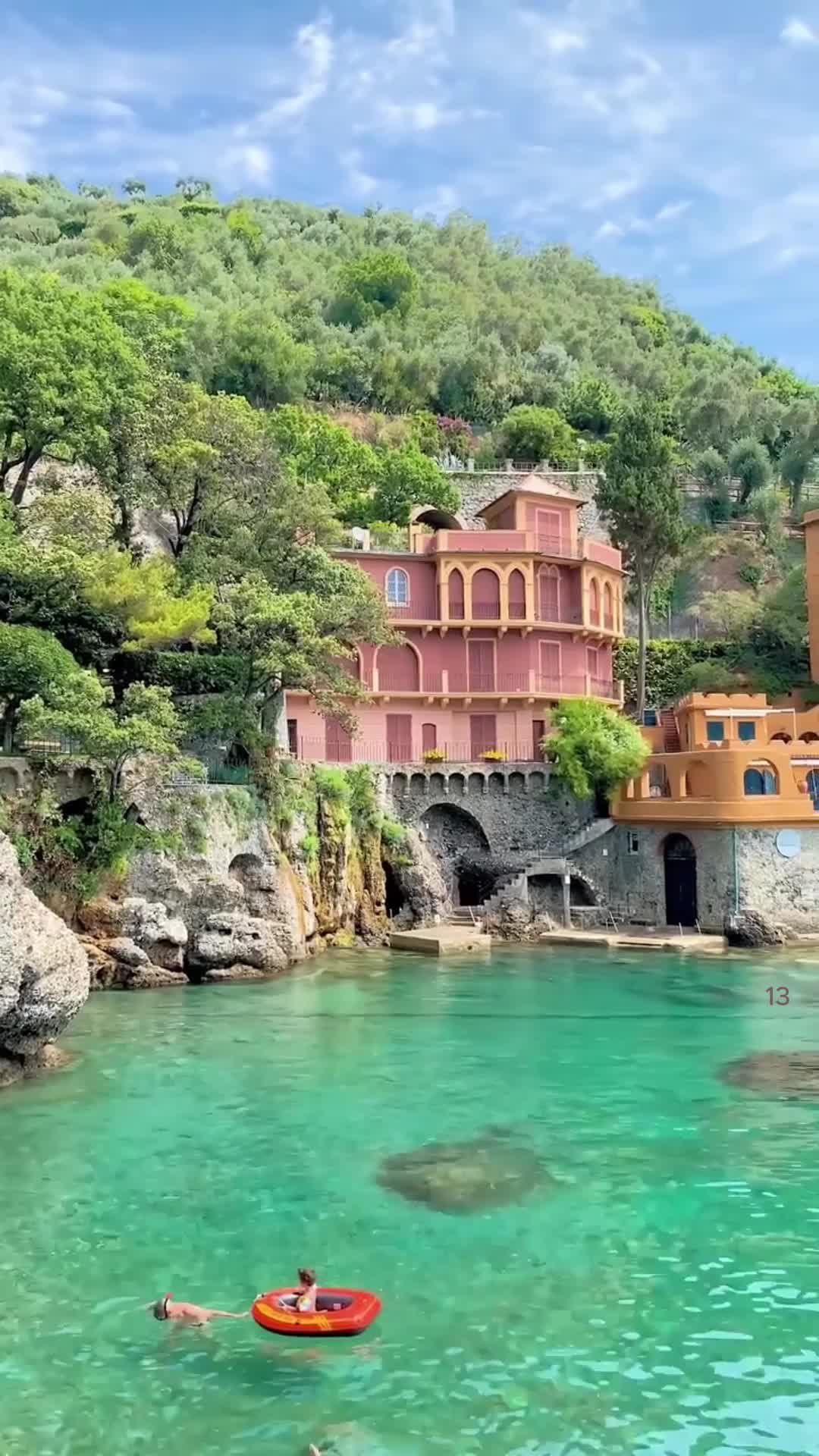 Это место в Италии было известно ещё в древности как "Бухта Дельфинов". Портофино находится в Нац... смотреть онлайн