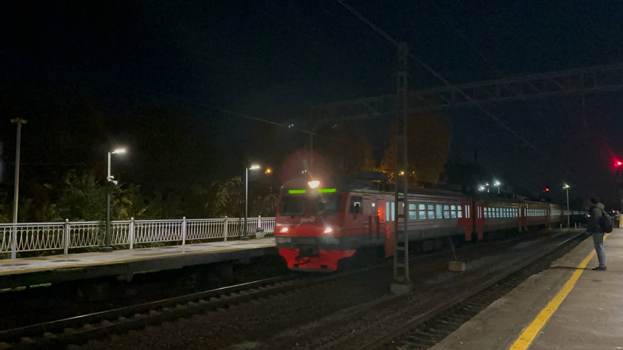 «По темени, искря в конце!» Электропоезд ЭД4М-0371 на ст.Парголово, октябрь 2025 года смотреть онлайн