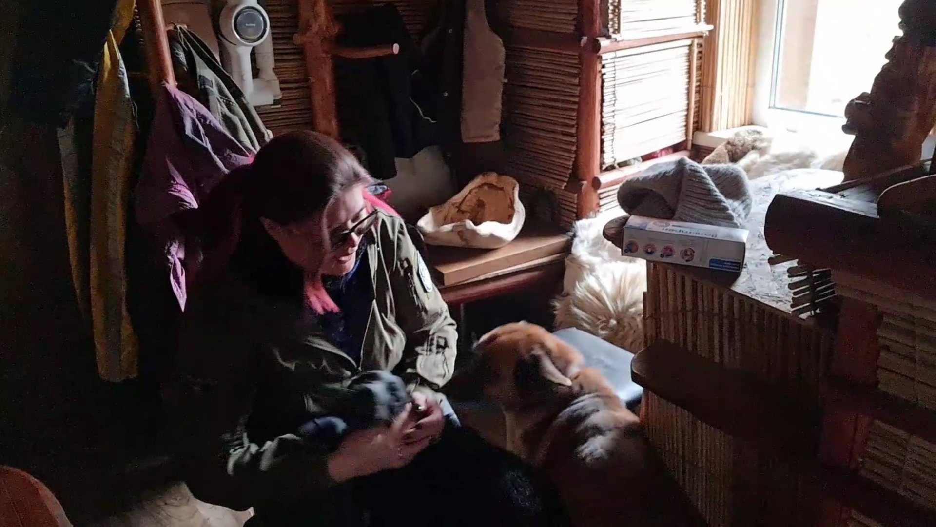 Операция "Листопад", обмен новостями и вечерний концерт в Избушке смотреть онлайн