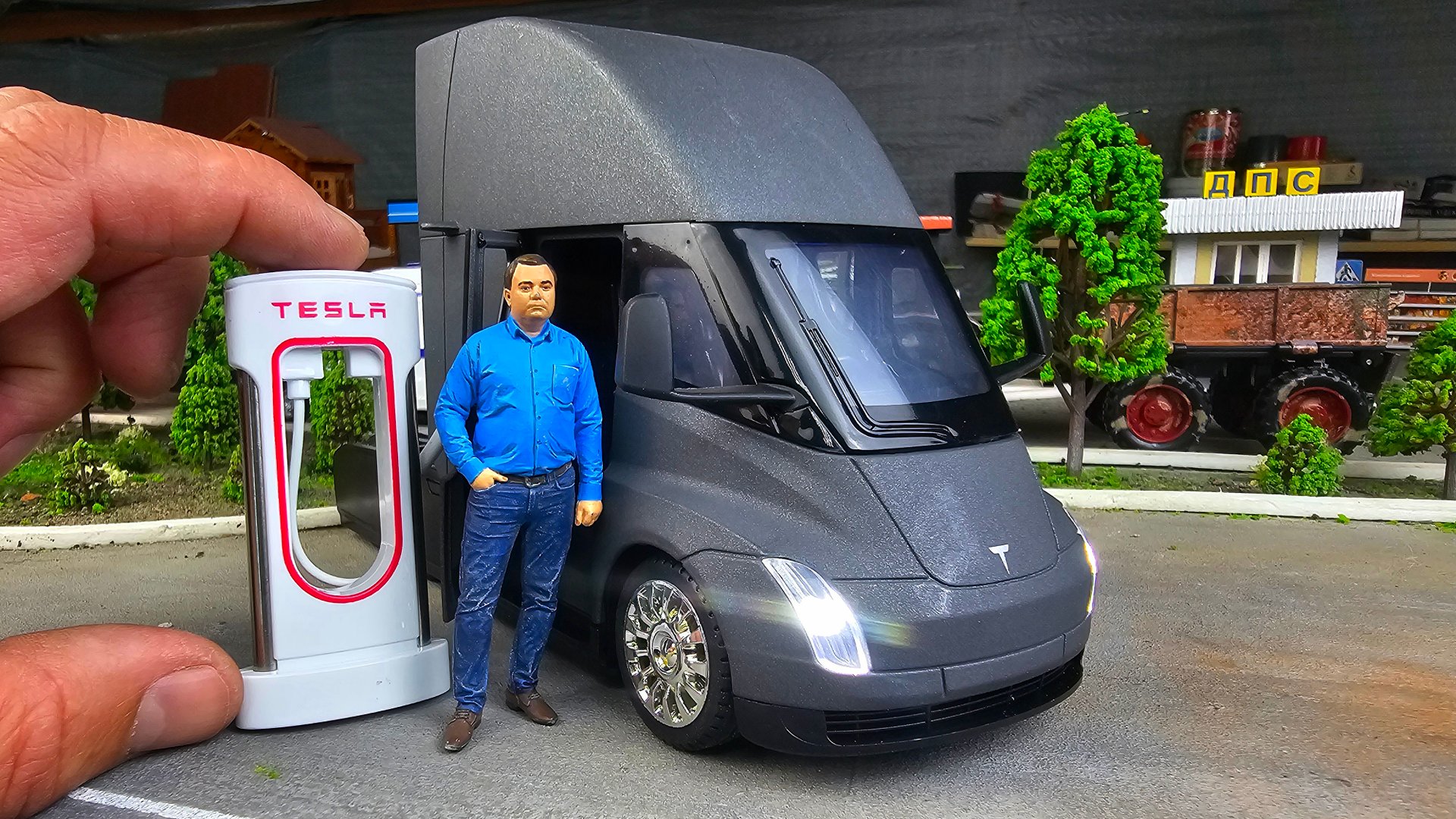 Модель грузовика TESLA SEMI с заправочной станцией модель 1/24. Про машинки смотреть онлайн