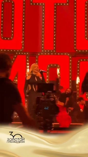 На сцене Премии «Золотой Граммофон» Александра Воробьёва сделала королевский ход смотреть онлайн