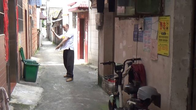 ВИН ЧУН – Практикую в Китае, город Фошань. Атмосфера задворок и местных трущоб добавляет настроя.