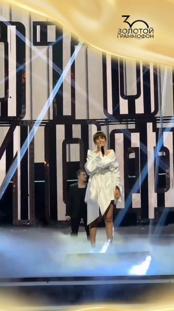 На сцене «Золотого Граммофона» NЮ и Асия создали нежную драму из голосов и взглядов 🤍 смотреть онлайн