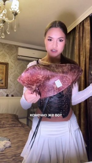 Девушка Джека Воробья на Хэллоуин — звучит стильно, да? 🏴☠️ Оцените образ от 1 до 10