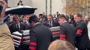 Москва простилась с актёром романом поповым / вынос  гроба