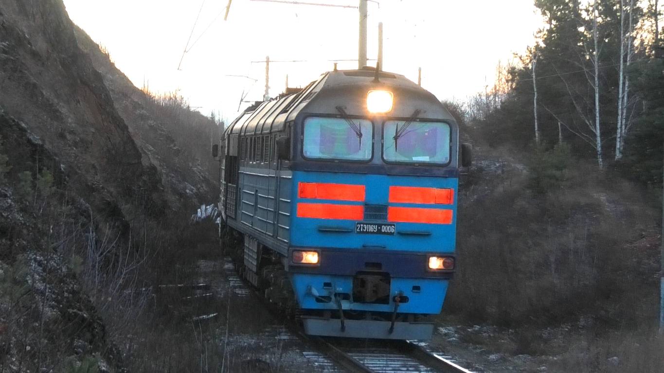 2ТЭ116У-0006 с грузовым поездом между скал смотреть онлайн