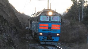 2ТЭ116У-0006 с грузовым поездом между скал