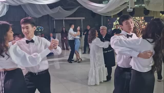 Ансамбль "Махсыым уолаттара" из с. Хатырык, Намский улус, исполняет медленный танец 01.11.2025 смотреть онлайн