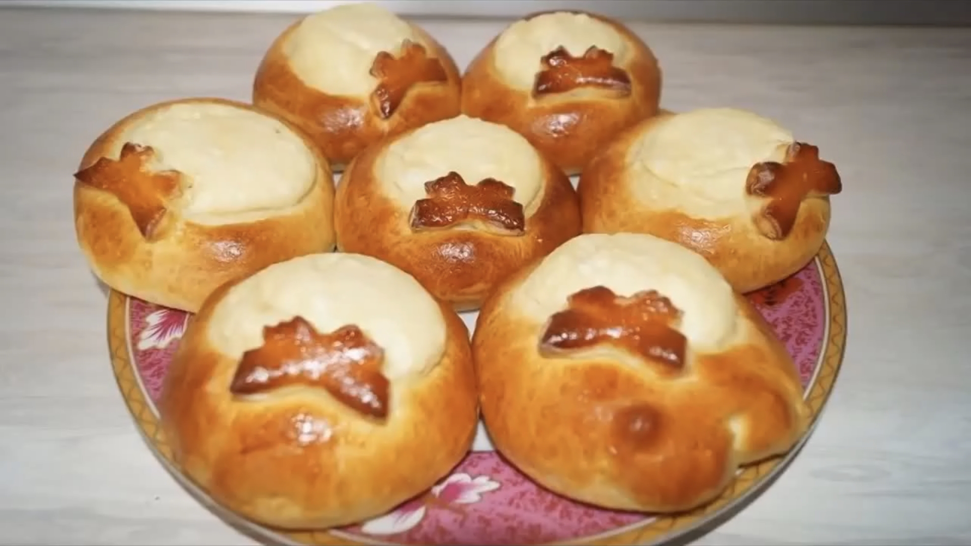 Рецепт ватрушек с творогом из сдобного дрожжевого теста на кефире! смотреть онлайн