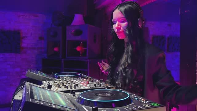 DJ Vermut Live @ Kroika, Russia 2025 Melodic Techno & Progressive House Mix смотреть онлайн